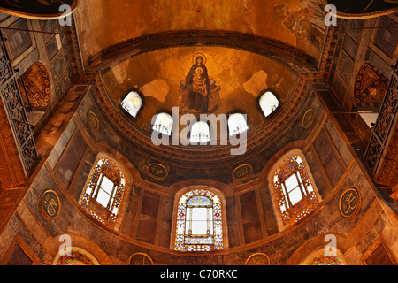 Une magnifique fresque (mosaïque) de la Vierge Marie tenant dans ses mains l'enfant Jésus. Photo prise dans la basilique Sainte-Sophie, Istanbul. La Turquie Banque D'Images