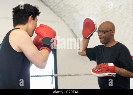 Formation avec l'entraîneur en boxer sport Banque D'Images