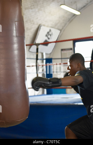 L'aide au sac de frappe boxer sport Banque D'Images