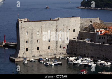 Disponibles en face de la ville médiévale fortifiée de Dubrovnik, Croatie Banque D'Images