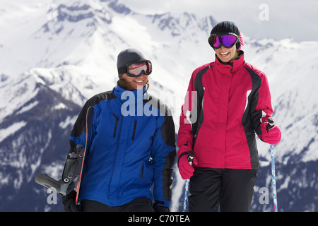 Couple avec des bâtons de ski de randonnée Banque D'Images