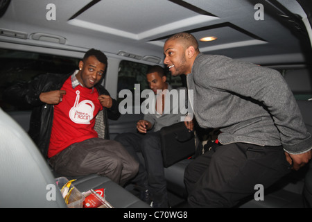 Oriste Williams, Marvin Humes et Jonathan Gill, alias JB de JLS quitter la capitale les studios de Radio Londres, Angleterre - impression tonne Banque D'Images