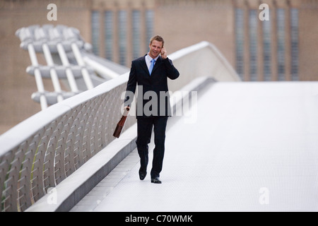 Businessman on cell phone outdoors Banque D'Images