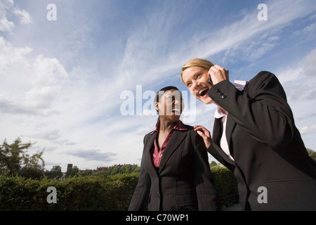 Business women laughing outdoors Banque D'Images