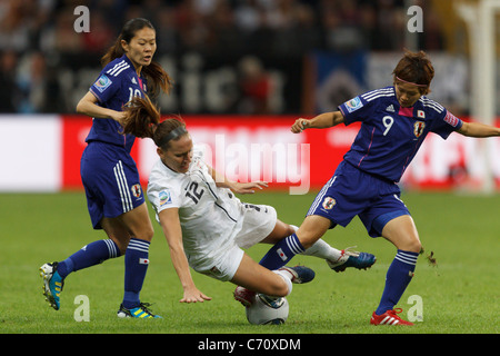 Lauren Cheney des USA (12) tombe en panne entre Homare Sawa (l) et Nahomi Kawasumi (r) du Japon au cours de la finale de la Coupe du Monde 2011 Banque D'Images