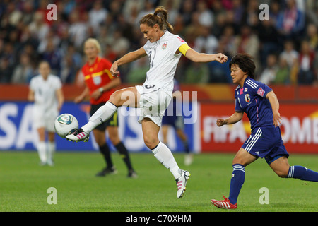 Le capitaine de l'équipe des États-Unis Christie Rampone frappe le ballon lors de la finale de la Coupe du monde féminine de la FIFA contre le Japon le 17 juillet 2011. Banque D'Images