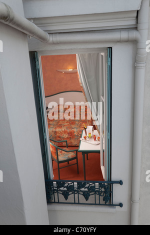 Une vue d'une chambre d'hôtel vue depuis une fenêtre ouverte (France). Vue d'une chambre d'hôtel depuis la fenêtre ouverte (France). Banque D'Images