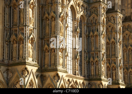 La façade ouest de la cathédrale de Wells est riche en sculptures du 13e siècle. De sculptures et statues des rois et des saints. Somerset, England, UK. Banque D'Images