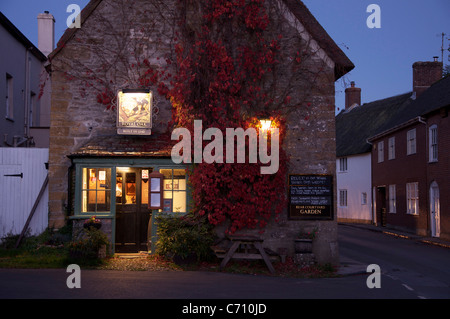 Le pub Royal Oak, construit en 1540. Dans le village de Dorset, Cerne Abbas. Bienvenue une vue sur une froide soirée d'automne. Angleterre, Royaume-Uni. Banque D'Images