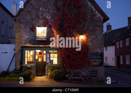 Le pub Royal Oak, construit en 1540. Dans le village de Dorset, Cerne Abbas. Bienvenue une vue sur une froide soirée d'automne. Angleterre, Royaume-Uni. Banque D'Images
