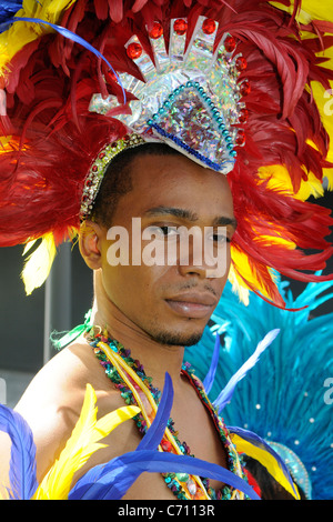 Jeune homme dans Carnival Costume, Portrait, London Bridge, l Londres UK 24.08.11 Banque D'Images