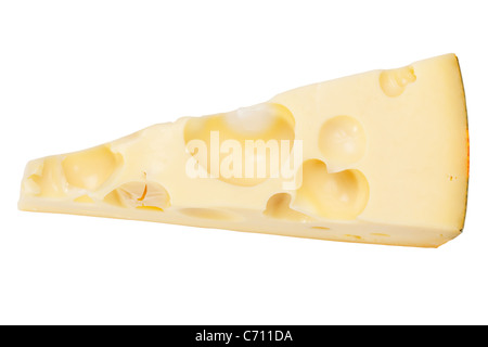 Morceau de fromage de Radamer isolé sur fond blanc Banque D'Images