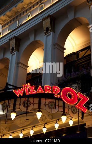 Wizard of Oz au Palladium Theatre dans le West End, illuminée en nuit à Argyll Street, Oxford Street, Londres, Angleterre, Royaume-Uni Banque D'Images