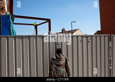 Un site de construction en montres femme Southall, Londres, Royaume-Uni. Banque D'Images