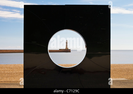 Sculpture sur le front de mer à Roker encadrant le phare à la fin de la jetée Roker, Sunderland, Angleterre Banque D'Images