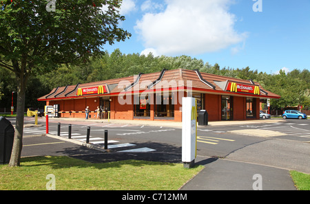 Un restaurant Mcdonald's, Festival Park retail park Stoke-on-Trent Stoke North Staffordshire Potteries personnel l'Angleterre, Royaume-Uni Banque D'Images