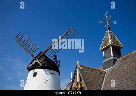 Lytham windmill après la perte de deux voiles en raison de forts vents de l'hiver 2010 Banque D'Images