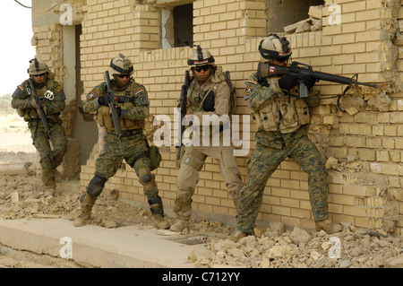 Les soldats irakiens se préparent à entrer dans une maison pendant un exercice de formation mixte près de Bahbahani, l'Iraq, le 6 juin 2009. L'exercice est mené avec les soldats de l'Armée américaine à partir de la Compagnie Echo, 5e régiment de cavalerie, 172e Brigade d'infanterie. DoD photo de Maître de 2e classe Kim Smith, Marine américaine. (Publié) Banque D'Images