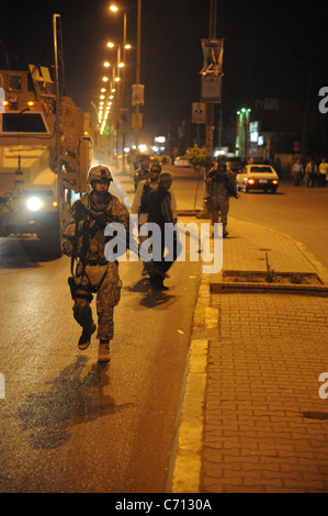 Le sergent de l'armée américaine. Anthony Gray à partir de la 978e Compagnie de Police Militaire, 93e Bataillon, 8e Brigade de police militaire de la rue avec des patrouilles des policiers irakiens dans le domaine Kadamiyah de Bagdad, l'Iraq, le 27 mars 2009. DoD photo par le maître de Kevin S. Farmer, Marine américaine. (Publié) Banque D'Images