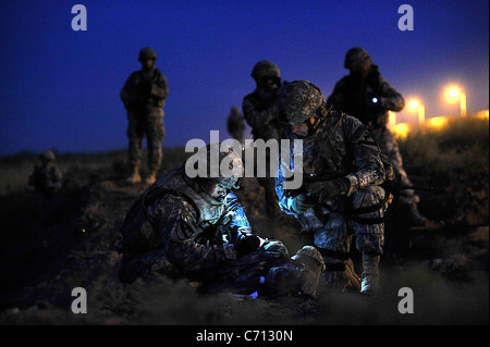 Lieutenant de l'armée américaine Chang Ahn, chef du 2e Peloton, 5e Bataillon, 82e Régiment d'artillerie, et le Major David McCulley, officier des opérations du bataillon de la 5e Bataillon, 82e Régiment d'artillerie, de mise à jour des cartes du périmètre d'accroître la sécurité de base à Joint Base Balad, Irak, le 11 septembre 2008. L'opération est une patrouille conjointe visant à introduire des aviateurs des Forces de sécurité à la base du périmètre extérieur avant la prise de responsabilité de l'aviateurs salon de l'unité de l'armée. Photo du DoD par le sergent. Aaron Allmon, U.S. Air Force. (Publié) Banque D'Images