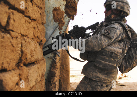 Circuit de l'armée américaine. Adam Bobler, du 3e peloton, Compagnie Delta du 2e Bataillon, 22e Régiment d'infanterie, 10e division de montagne, coups bas une porte pendant trois jours de air assault mission de recherche de caches d'armes et d'insurgés de grande valeur dans la Dugmut, l'Iraq, le 4 avril 2008. Photo du DoD par le sergent. Samuel Bendet, U.S. Air Force. (Publié) Banque D'Images