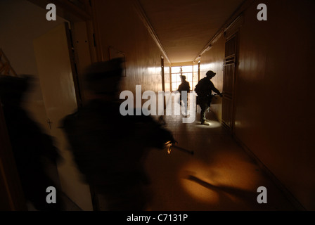 Les soldats de l'Armée américaine à partir de la société Delta, 2e Escadron, 2e Stryker Cavalry Regiment mener une recherche de caches d'armes et l'activité des insurgés au cours d'une opération dans l'Al Rashid, à Bagdad, l'Iraq, le 16 avril 2008. DoD photo de Maître de 2e classe Greg Pierot, Marine américaine. (Publié) Banque D'Images