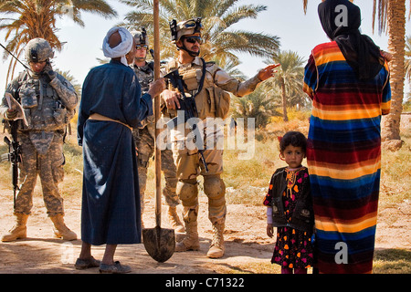 Un soldat de l'armée irakienne à partir de la 34 brigade IA, avec l'appui de soldats de la 1st Air Cavalry Brigade, entretiens avec les villageois sur les conditions de vie et d'éventuelles activités terroristes dans une zone située au nord de l'Iraq, Taji, Novembre 12. Banque D'Images