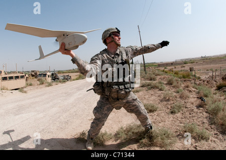 La 1ère Armée américaine, le lieutenant Steven Rose lance un RQ-11 Raven véhicule aérien à proximité d'un nouveau projet de pont de l'autoroute le long de l'Euphrate au nord de Al Taqqadum, l'Iraq, le 9 octobre 2009. Rose est affecté à la compagnie Charlie du 1er bataillon du 504e Parachute Infantry Regiment, 1e Brigade Combat Team, 82e Division aéroportée qui aide la police iraquienne en assurant la sécurité sur le lieu de travail. Photo du DoD par la CPS. Michael J. MacLeod, de l'armée américaine. (Publié) Banque D'Images