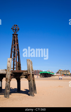 Fin à l'abandon de St Anne's Pier à l'intérieur vers l'embarcadère restants. Banque D'Images