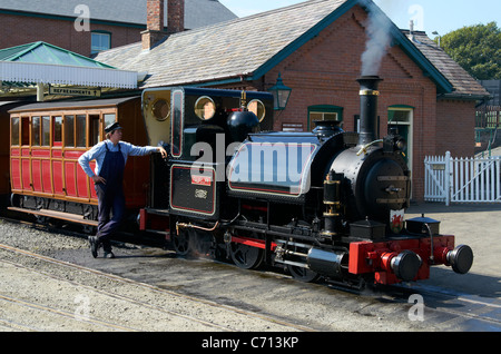 Talyllyn Railway train attend au quai, Tywyn, Gwynedd, Pays de Galles. Le premier chemin de fer & préservé original utilise locos et les entraîneurs. Banque D'Images