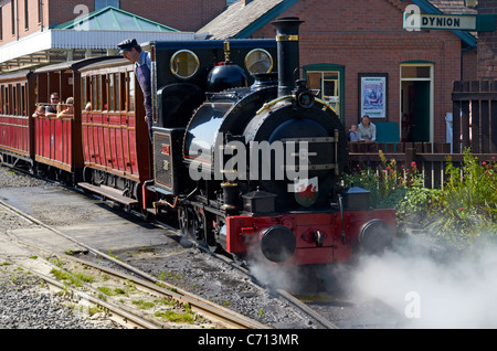 Talyllyn Railway train quitte la gare, Quai Tywyn, Gwynedd, Pays de Galles. Le premier chemin de fer a toujours préservé et entraîneurs d'origine et de locos. Banque D'Images