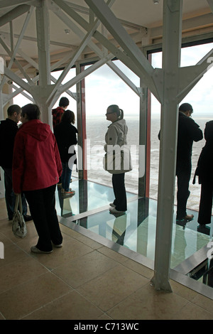 Les personnes en situation de la Blackpool Tower Eye Glass Skywalk sol Banque D'Images