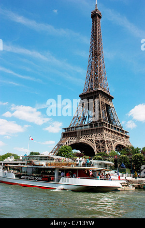 Tour Eiffel à Paris avec un bateau avec touriste sur une claire journée d'été. Banque D'Images