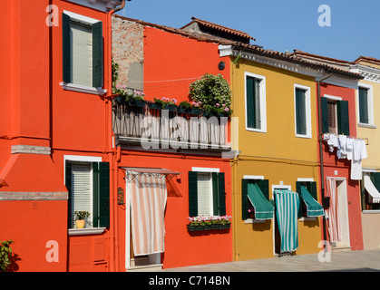 Chalets aux couleurs vives, Burano, Venise, Italie Banque D'Images