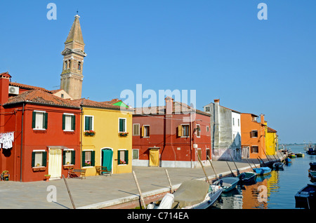 Chalets aux couleurs vives, Burano, Venise, Italie Banque D'Images