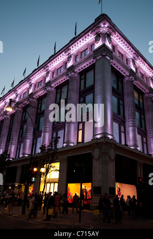 Grand magasin Selfridges sur Oxford Street, illuminé la nuit dans le West End à Londres, Angleterre, Royaume-Uni Banque D'Images