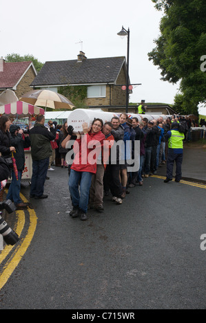 Le nouveau décor poteau "Maypole" mis en place au centre d'Elmet à Barwick Banque D'Images
