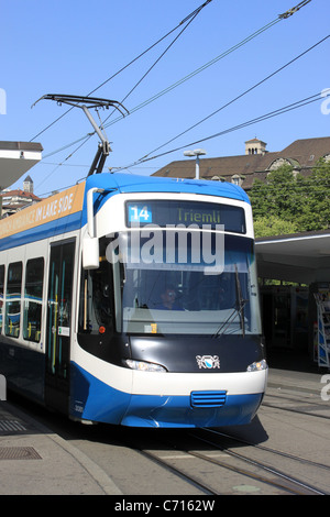 L'avant du tram de Zurich, numéro 3081, qu'il s'arrête à l'arrêt de tramway bahnhofquai par la gare principale de la gare de Zurich. Banque D'Images