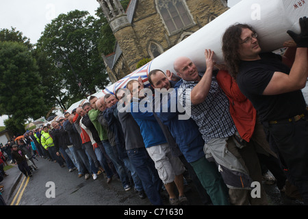 Le nouveau décor poteau "Maypole" mis en place au centre d'Elmet à Barwick Banque D'Images