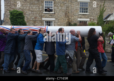 Le nouveau décor poteau "Maypole" mis en place au centre d'Elmet à Barwick Banque D'Images