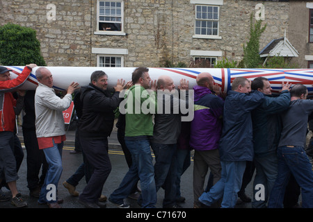 Le nouveau décor poteau "Maypole" mis en place au centre d'Elmet à Barwick Banque D'Images