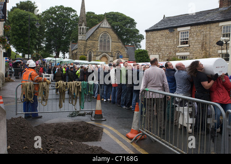 Le nouveau décor poteau "Maypole" mis en place au centre d'Elmet à Barwick Banque D'Images