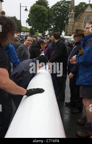 Le nouveau décor poteau "Maypole" mis en place au centre d'Elmet à Barwick Banque D'Images