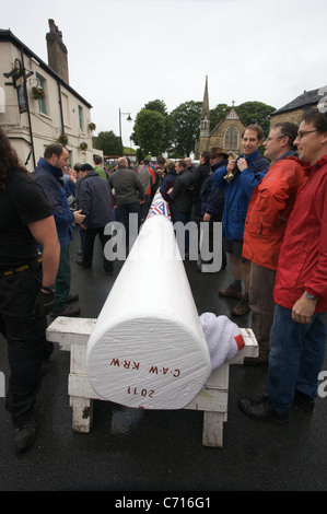 Le nouveau décor poteau "Maypole" mis en place au centre d'Elmet à Barwick Banque D'Images