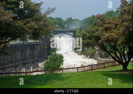 Des milliers de gallons d'eau au cours de la cascade de Great Falls la rivière Passaic dans Paterson, NJ Banque D'Images