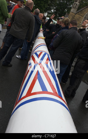 Le nouveau décor poteau "Maypole" mis en place au centre d'Elmet à Barwick Banque D'Images