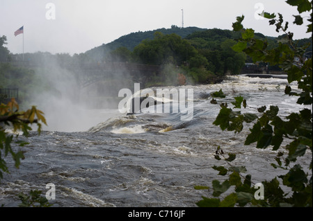 Des milliers de gallons d'eau au cours de la cascade de Great Falls la rivière Passaic dans Paterson, NJ Banque D'Images