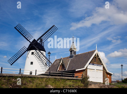 Lytham windmill et ancien poste de recherche et sauvetage Banque D'Images