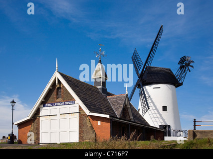 Lytham windmill et ancien poste de recherche et sauvetage Banque D'Images