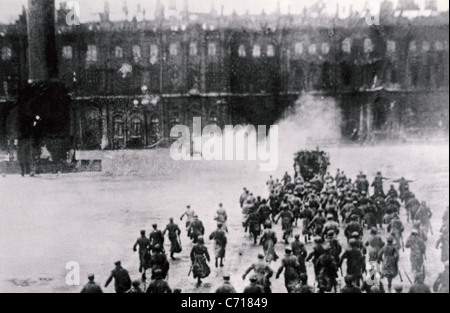 D'ASSAUT DU PALAIS D'HIVER, Petrograd, octobre 1917 adoptée de nouveau comme un spectacle de masse réalisé par Nikolai Evreinov en 1920 Banque D'Images